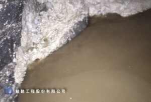 機頭出渣口持續湧入泥水砂土