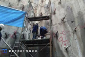 A multi-stage construction method was adopted