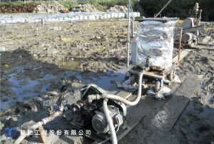 特製小型熱瀝青灌注設備進行作業