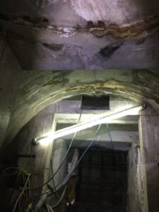 採用60度斜孔二度注漿,搭配聚氨酯樹脂漿材,進行止漏及封堵混凝土裂隙
